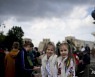 카메라 향해 미소 짓는 우크라이나 소녀들