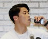 물 마시는 황희찬