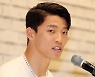 기자간담회하는 황희찬