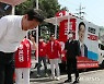 구로 주민들에게 인사하는 오세훈 서울시장 후보