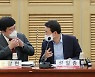 대화 나누는 성일종-윤창현