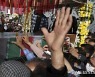 이란 혁명수비대 장교 죽음 애도하는 사람들