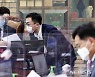 특위 관계자와 대화나누는 홍익표 위원장