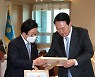 박병석 국회의장에 액자 선물하는 윤석열 대통령
