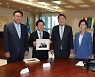 윤석열 대통령, 박병석 국회의장에 바이든 미 대통령 만찬 기념사진 선물