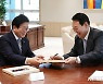 박병석 국회의장에 바이든 미 대통령 만찬 기념사진 선물하는 윤석열 대통령