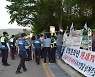 문 전 대통령 사저 앞 주민, 보수단체 집회 그만하라