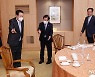 윤석열 대통령-박병석 국회의장 '먼저 앉으시죠'