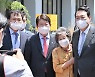 시민들과 기념촬영하는 윤석열 대통령