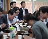 대구 한 식당에서 오찬하는 윤 대통령