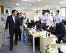 대통령실 청사 둘러보는 윤석열 대통령과 박병석 국회의장