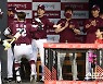 [포토] 김재현 '홈원기 감독에 주먹을?''