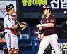 [포토] 3루타 치고 걸어 들어오는 김혜성