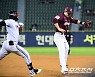 [포토] 전력 질주로 세이프 되는 루이즈