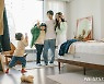 '감성 마케팅' 풍덩 MZ세대..제품부각 NO, 소통·경험 OK