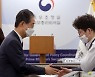 출입기자와 인사하는 한덕수 총리