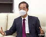 기자 질문에 답하는 한덕수 총리
