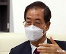 질문에 답하는 한덕수 총리