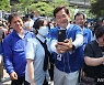 지지자와 기념촬영하는 송영길 더불어민주당 서울시장 후보