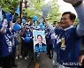 지지자들과 인사 나누는 송영길 민주당 서울시장 후보