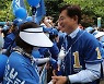 선거운동원과 인사 나누는 송영길