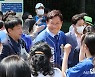 송영길 '유세 마친 뒤 시민들과 인사'