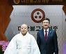 원행스님과 기념촬영 하는 박보균 장관