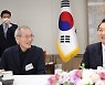 '尹기념품 1호' 시계 전달..'깐부' 오영수 "집무실 참 소박"