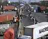 컨테이너로 도로 봉쇄한 파키스탄 경찰