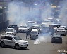 반정부 시위대에 최루탄 쏘는 파키스탄 경찰