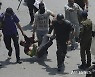 시위대 체포하는 파키스탄 경찰