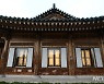 '창문 통해서 내부 살펴볼 수 있는 청와대 관저'