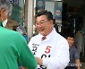 유권자와 반갑게 인사하는 이호근 고창군수 후보