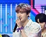 아스트로 산하,'쇼챔피언 1위 트로피를 들고' [사진]