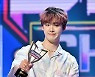아스트로 산하,'쇼챔피언 1위 트로피를 흔들며' [사진]