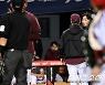[포토] 퇴장 당하는 전병우, 이건 아니잖아요!