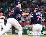 [포토] 피터스 'SSG 최민준 상대 역전 3점포 작렬'