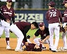 [포토] 부상으로 쓰러진 김태진, 안타까운 순간