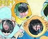 [한 컷] 대면 축제 즐기는 '코로나 학번'