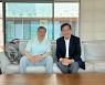 文 사저 찾은 이낙연·친문 "보수 유튜버 폭언.. 개인 일상 파괴"