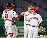 최정 '4연승을 자축하자' [MK포토]