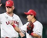 최주환 '밀어내기 결승점 끝내줬지' [MK포토]