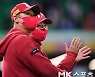 김원형 감독 '롯데전 스윕하고 박수' [MK포토]