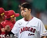 한유섬 '김원형 감독과 승리 하이파이브' [MK포토]