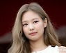 블랙핑크 제니, 엘리자베스 2세 여왕 생신 축하연 참석