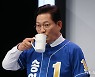 물 마시는 송영길 서울시장 후보