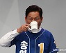 물 마시는 송영길 후보