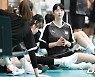 강소휘,'스트레칭 중 수다 삼매경' [사진]