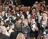 '브로커' 기립박수 12분 韓 역대 최장..이지은 눈시울[칸리포트]