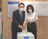 사전투표 열기 후끈..윤 대통령 부부, 용산서 한 표 행사